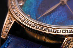 Ladies watch with a beautiful peacock design, a genuine dark blue leather bracelet and a Swiss quartz movement.