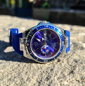 Our exclusive Paragon automatic stainless steel watch is coloured in silver, contains a blue silicon bracelet and a high quality 40h power reserve movement.